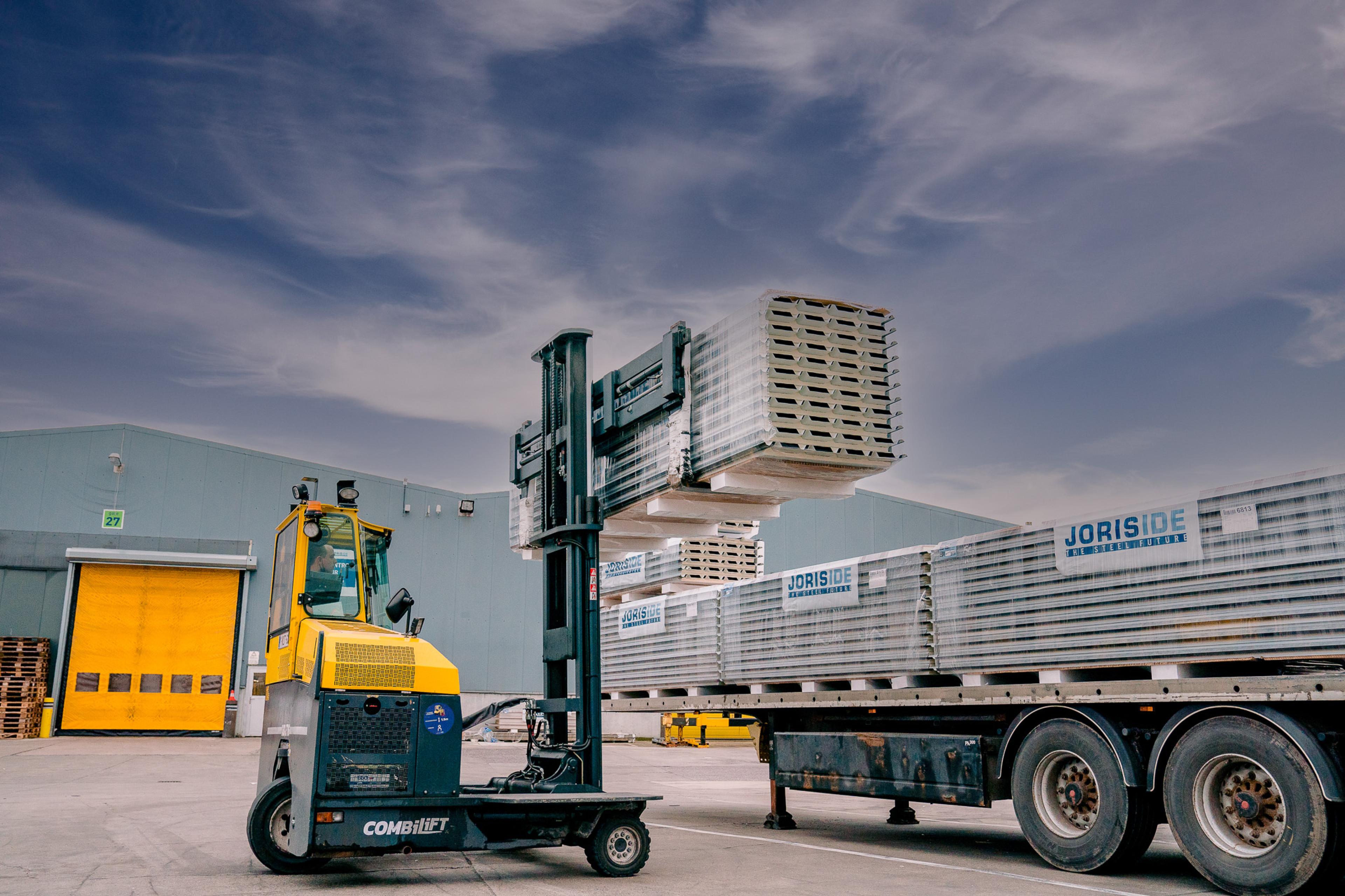 heftruck laadt panelen op vrachtwagen