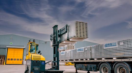 heftruck laadt panelen op vrachtwagen